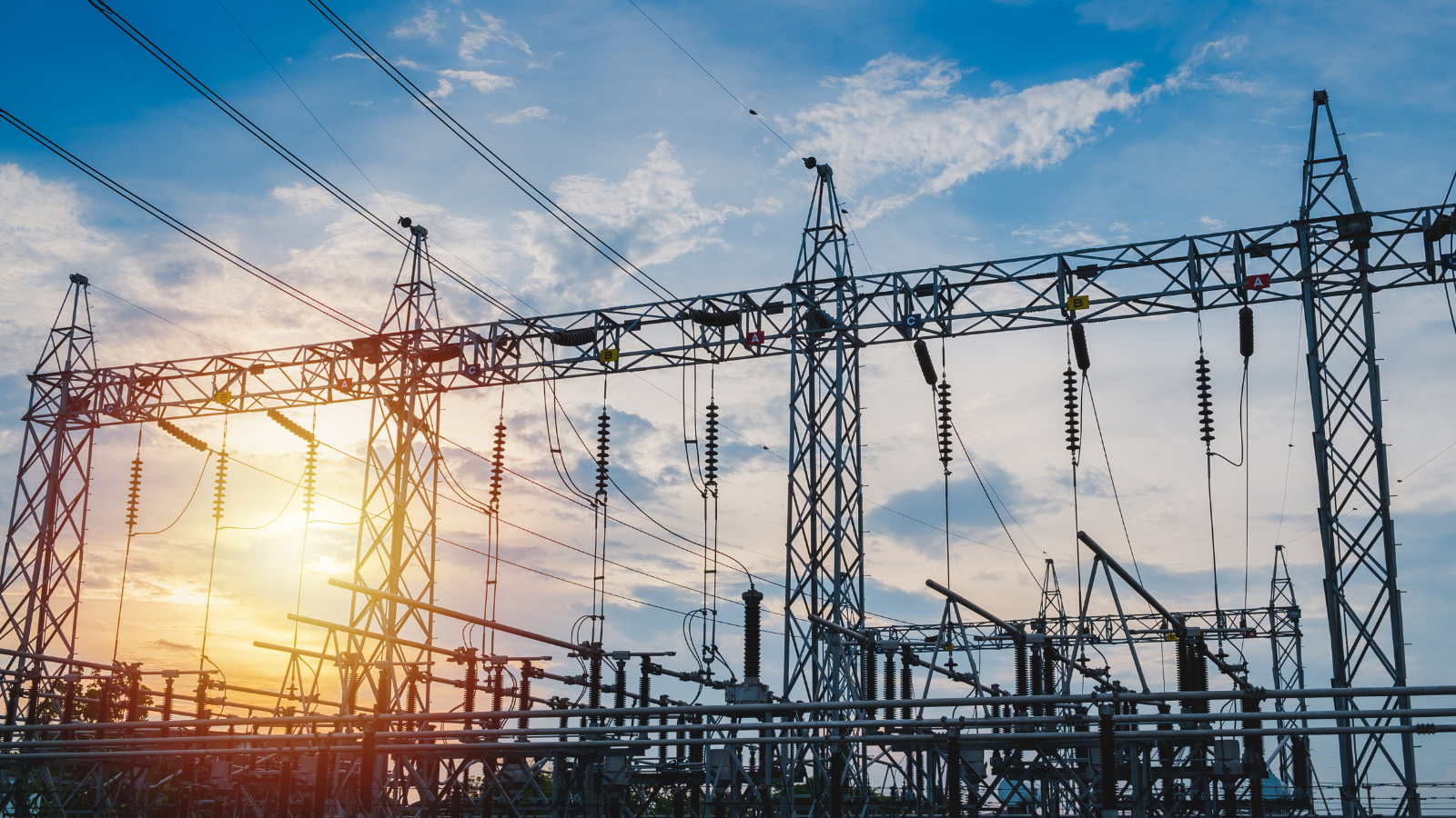 El MITECO tramita por la vía de urgencia una propuesta de Real Decreto para reforzar el sistema eléctrico